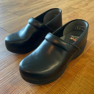 NWOT Black Dansko’s